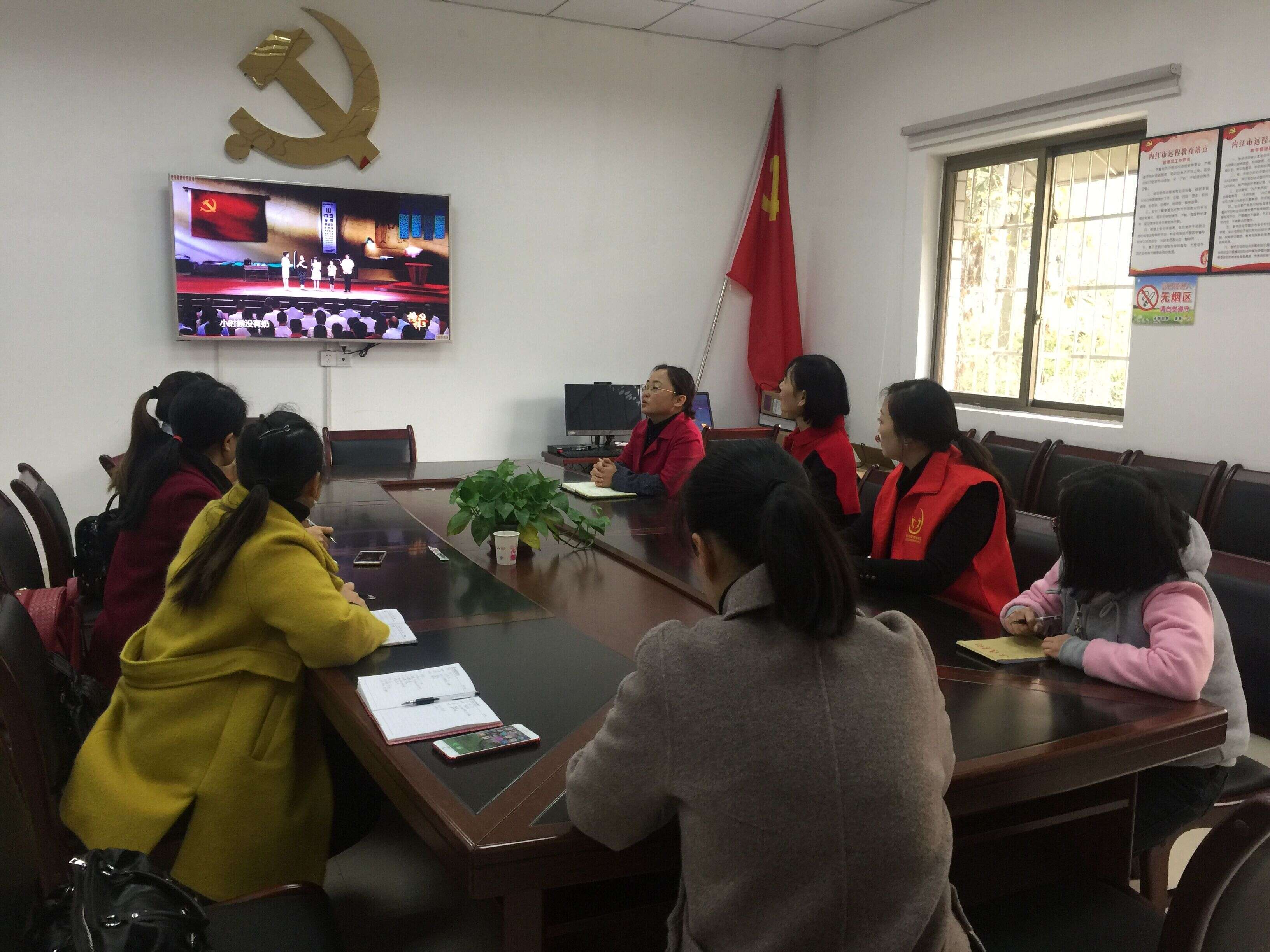 隆昌市各基层党组织组织返乡党员干部通过网络开展冬训.jpg