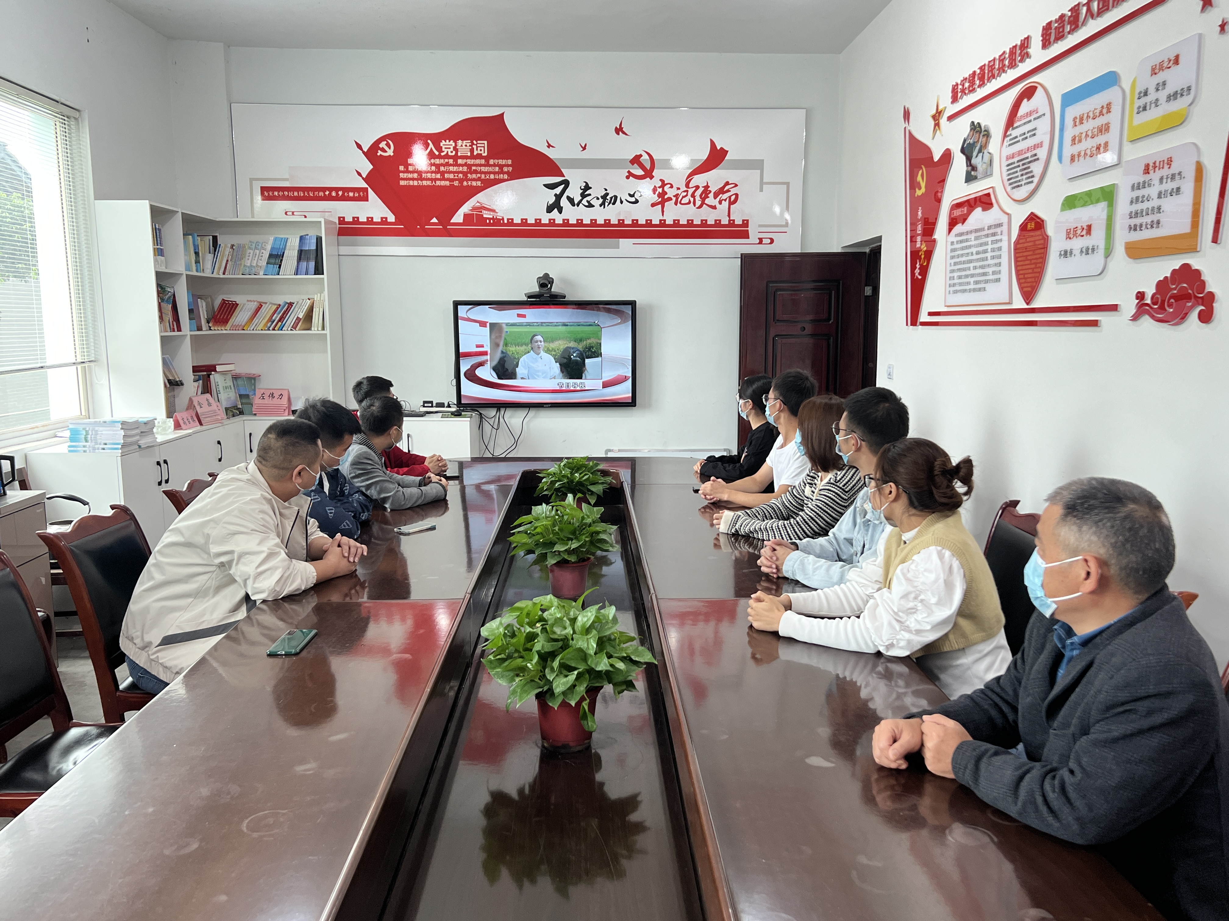 青神县高台镇组织党员干部收看节目.jpg
