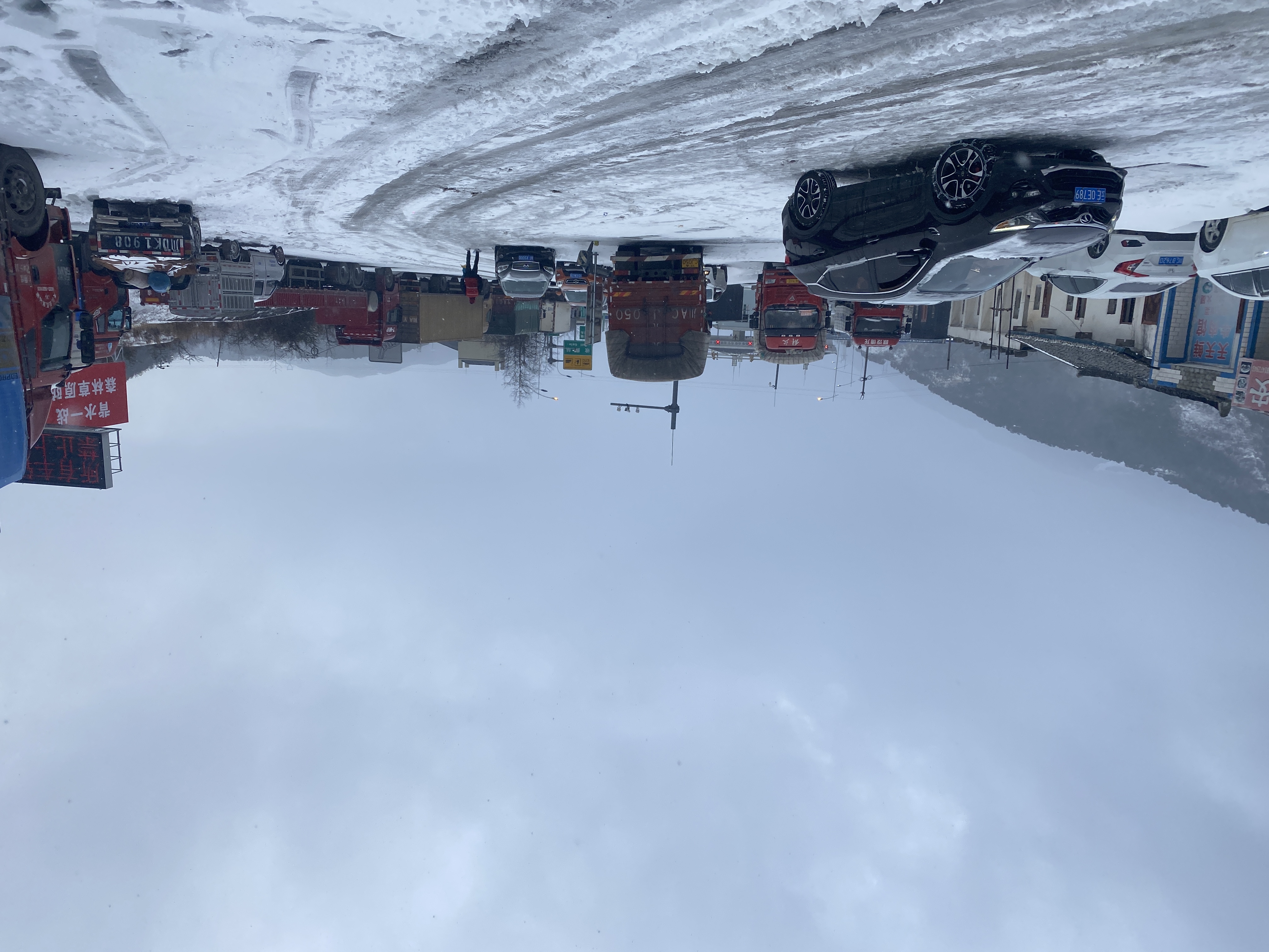 雪天滞留在高速路口的车辆 1.jpg