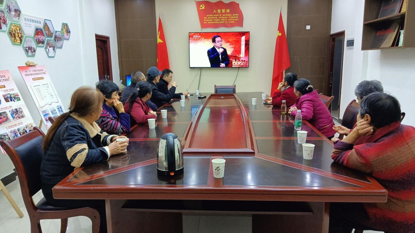第五段后-党员干部集中收看“党课开讲了”电视栏目.jpg