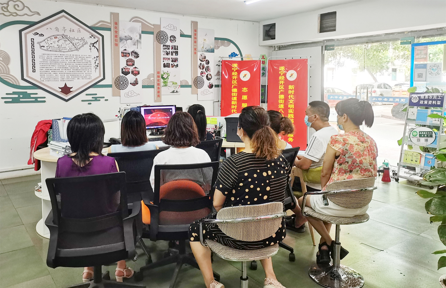 遂宁经开区广德街道八角亭社区党员收看“党员开会了”节目.jpg