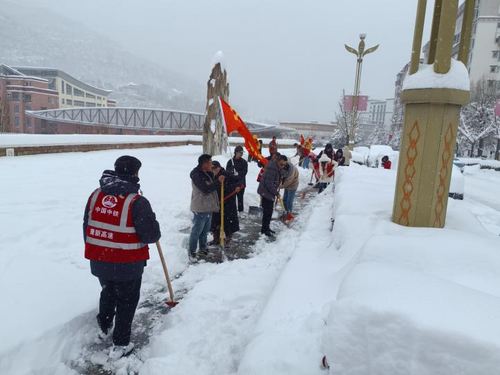 甘孜州康定市千名党员战风雪 筑起“红色屏障”破冰保畅暖民心