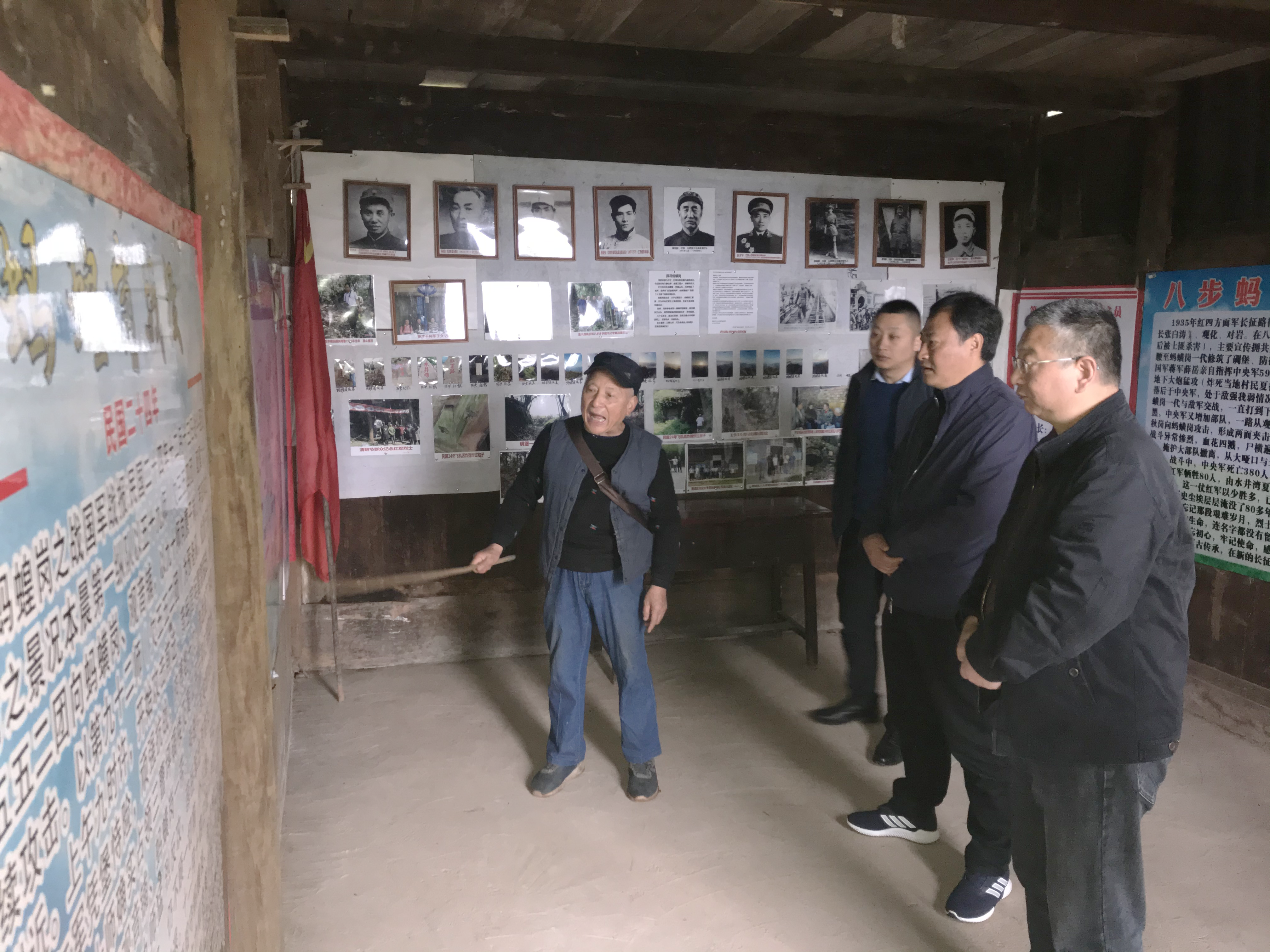 2.八步镇老党员张怡华在蚂蟥岗红军战斗遗址资料室讲解战斗经过.png