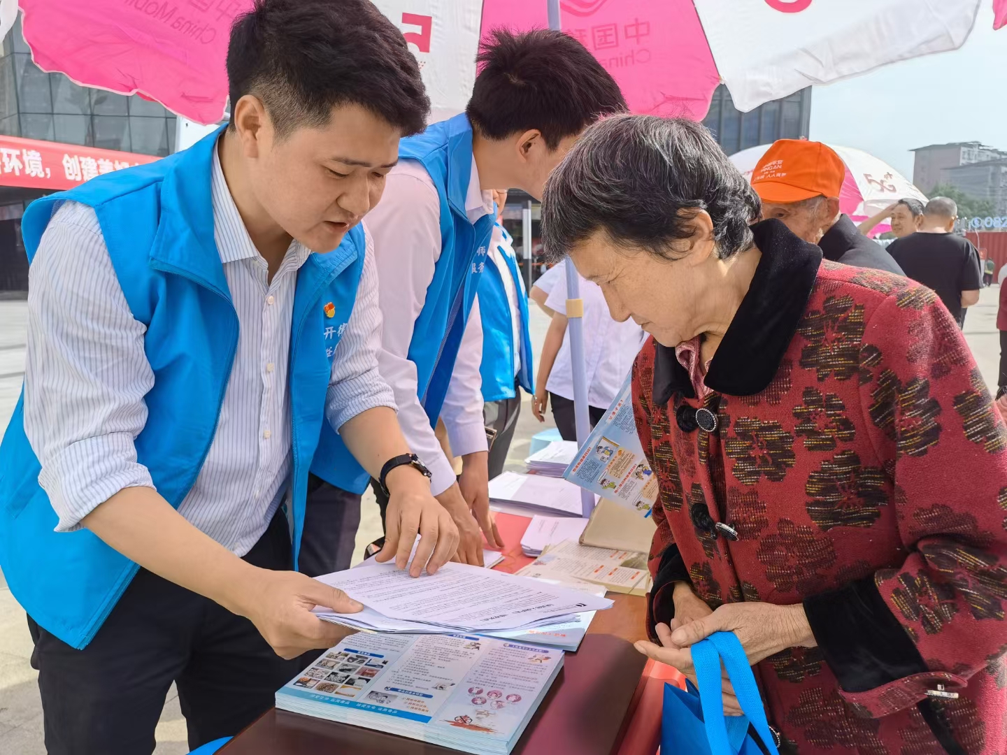 两新组织在“法律进社区”活动中为居民普及法律常识.jpg