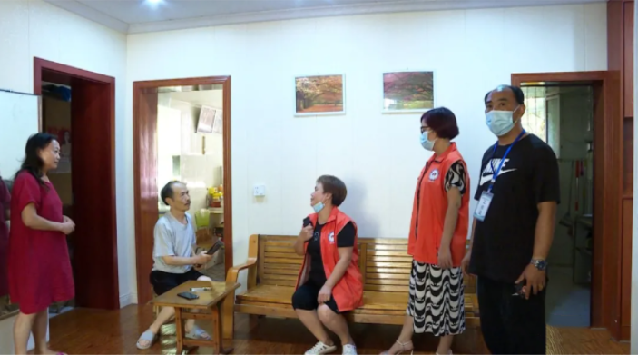 鼎屏镇组织党员志愿者上门为居民排忧解难.png