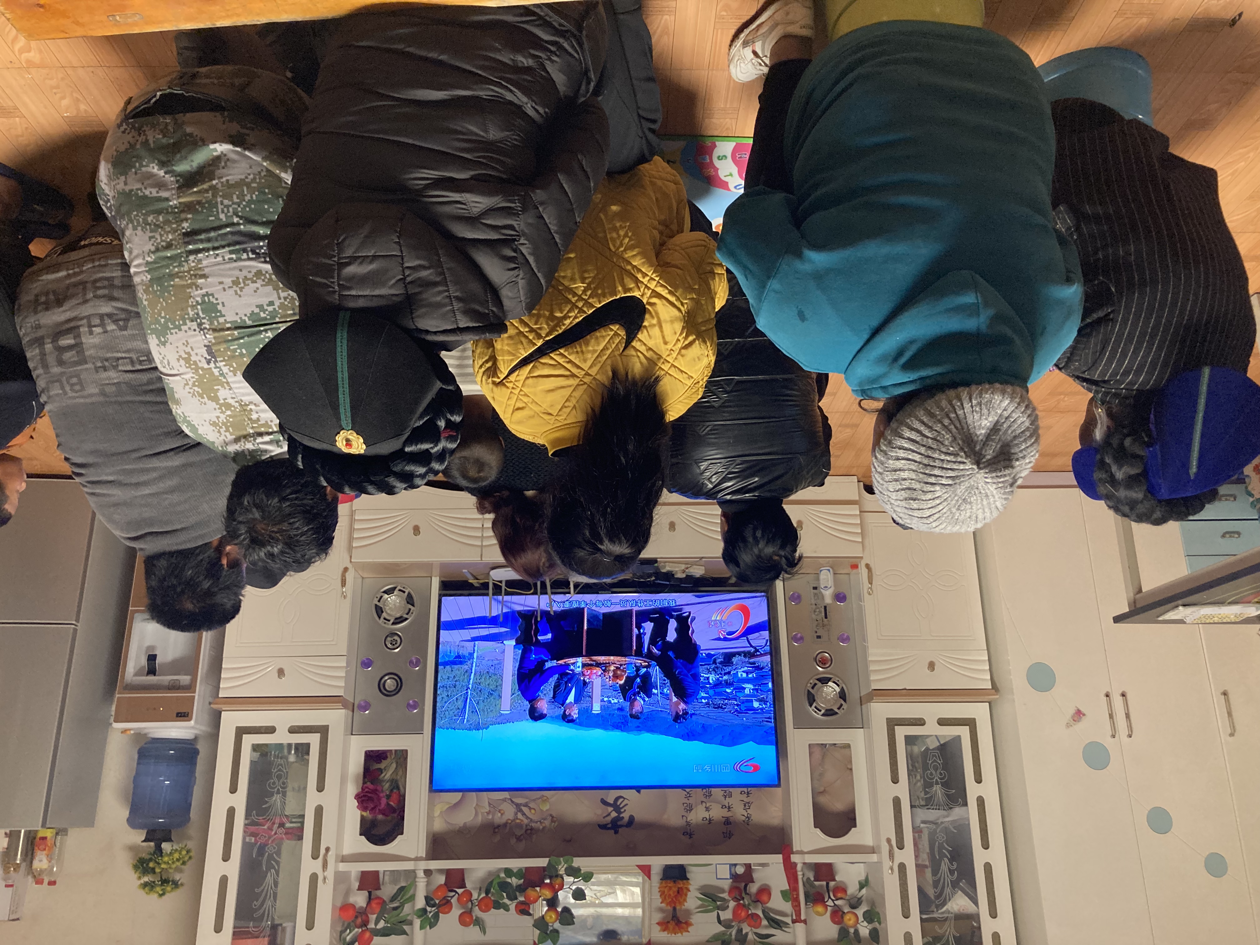 越西县板桥镇瑶村群众在家收看节目.jpg