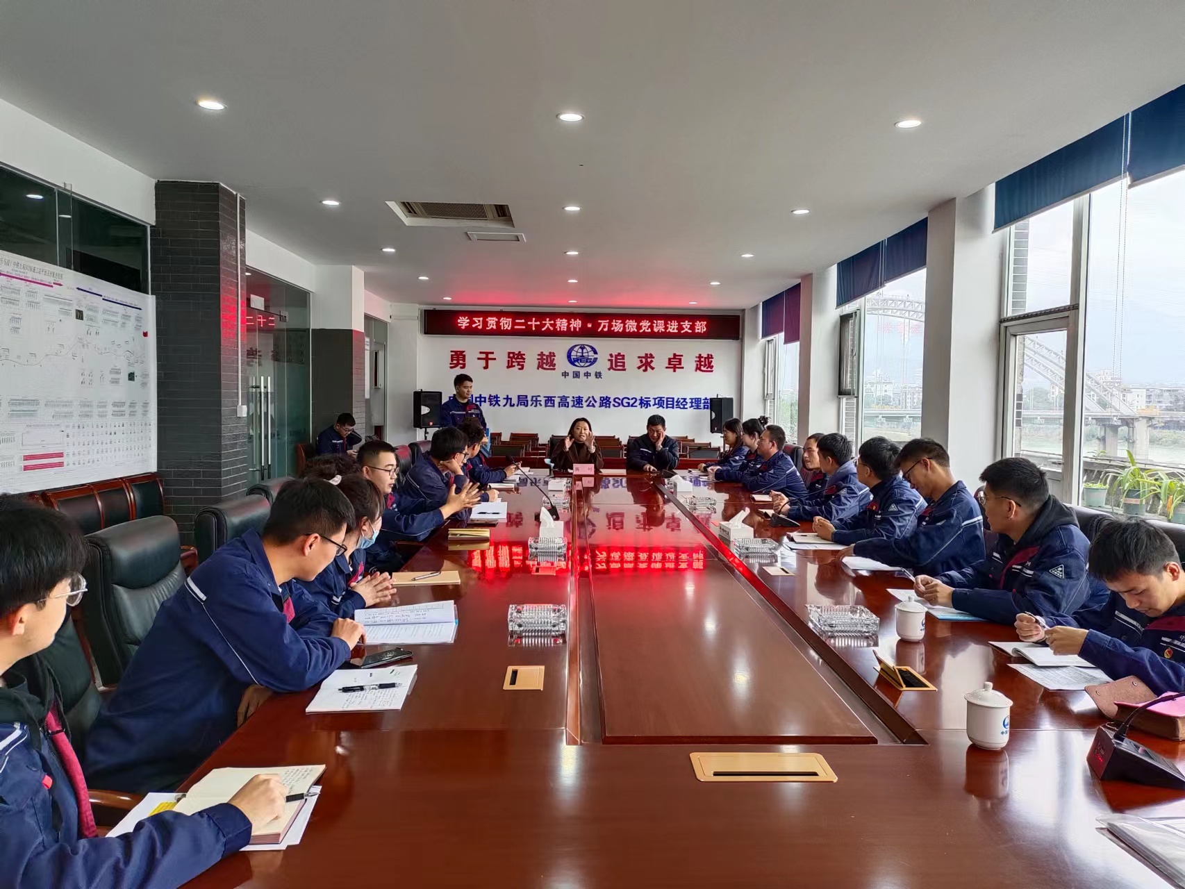 团区委书记蒋叶深入中国中铁九局乐西项目部开展宣讲活动.jpg
